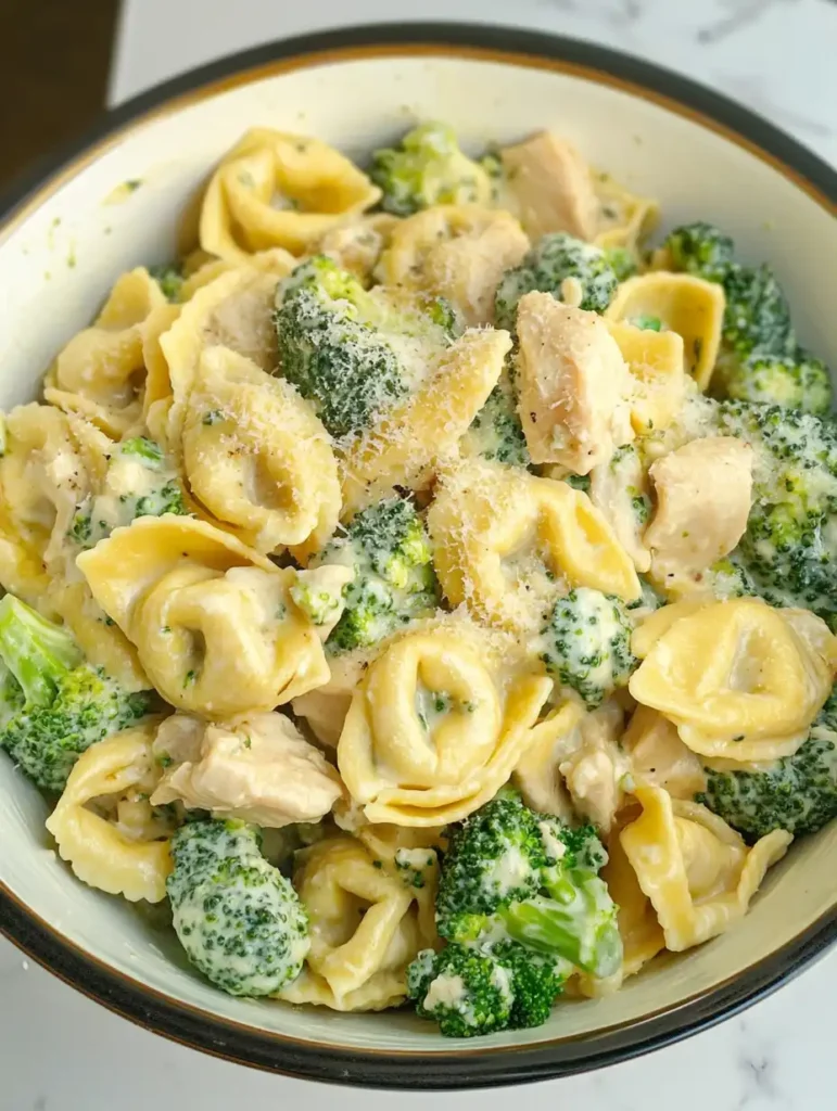 Tortellini de pollo con brócoli y queso
