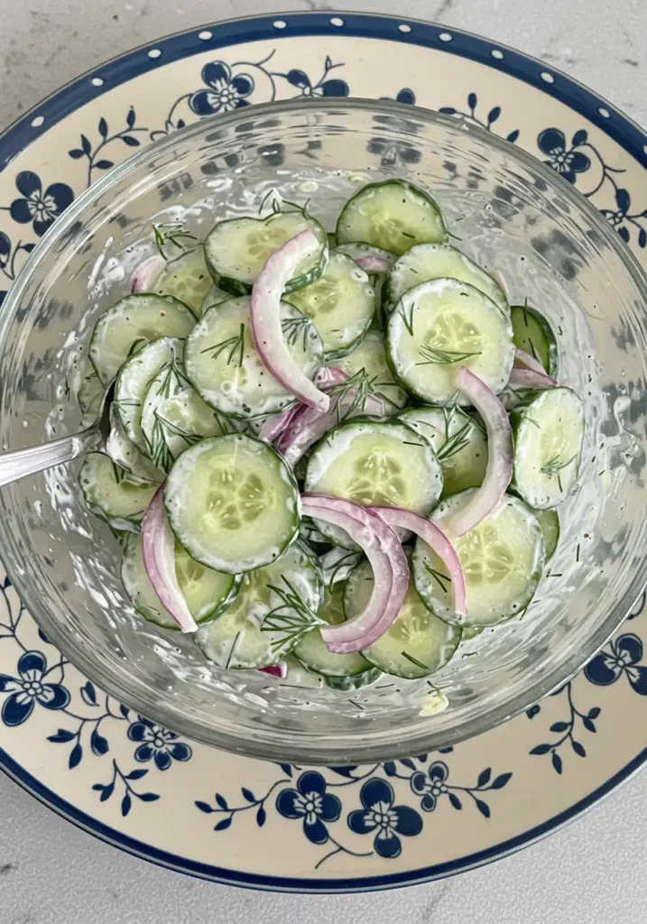 Ensalada cremosa de pepino con eneldo y cebolla roja de Weight Watchers