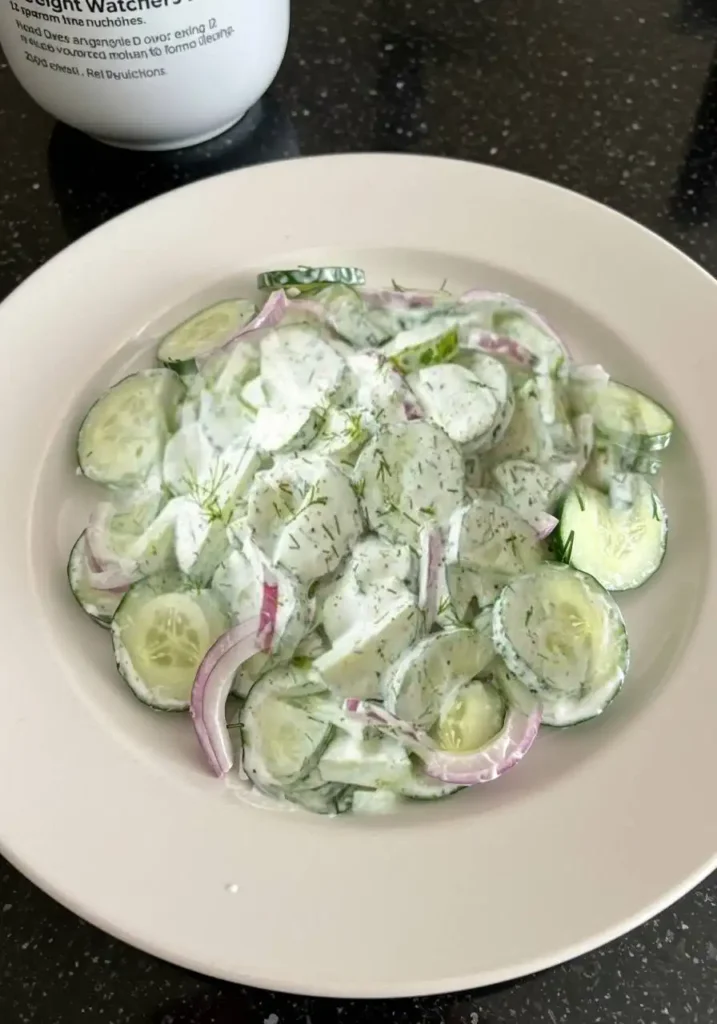Ensalada cremosa de pepino con eneldo y cebolla roja de Weight Watchers